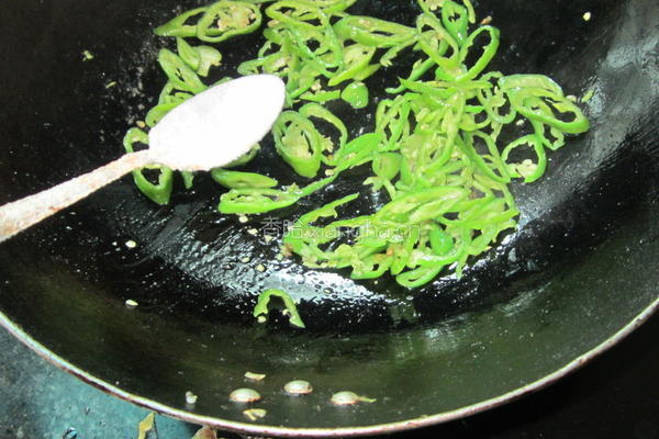 青椒咸豆角的做法图解3