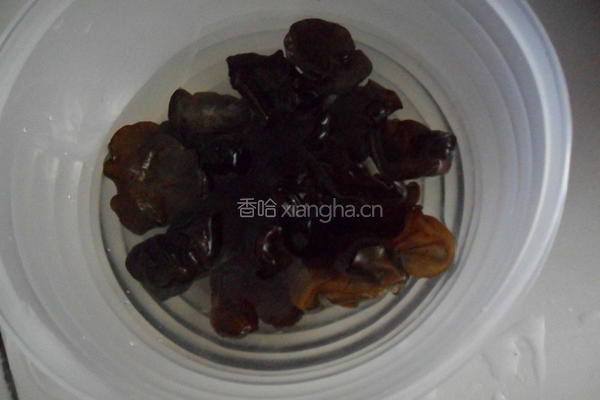 黑木耳炒核桃仁的做法图解1