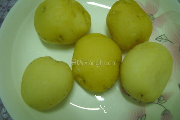 土豆拌橄榄菜的做法图解1