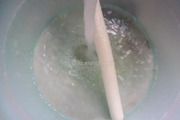 香干腊肠炒大葱的做法图解2