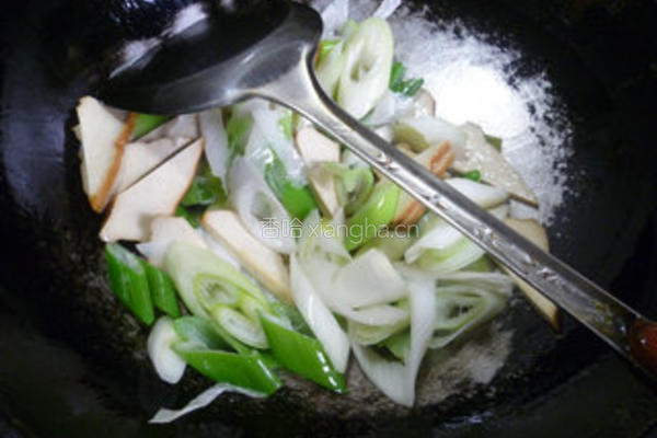 香干腊肠炒大葱的做法图解6