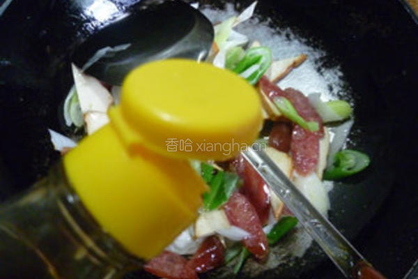 香干腊肠炒大葱的做法图解8