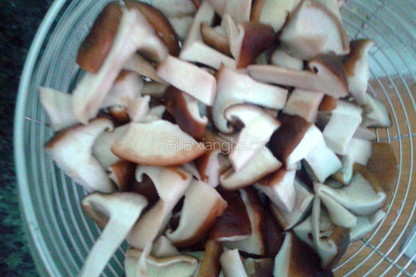 香菇榨菜炒豌豆的做法图解2