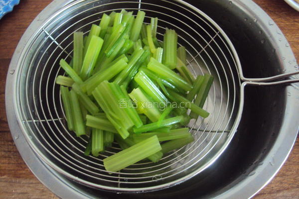 核桃仁拌香芹的做法图解5