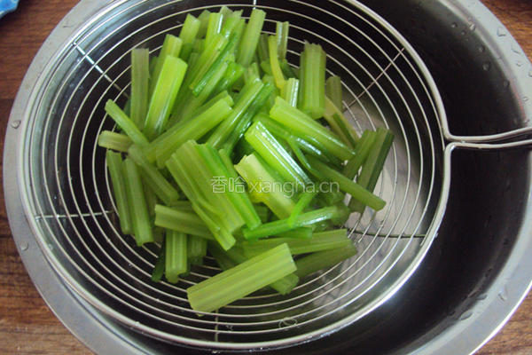 核桃仁拌香芹的做法图解6