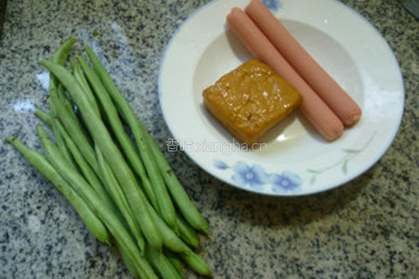 火腿肠香干炒梅豆的做法图解1