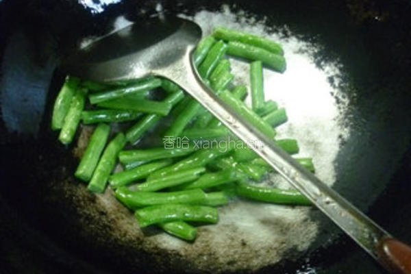火腿肠香干炒梅豆的做法图解7
