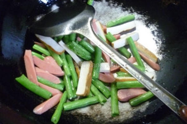 火腿肠香干炒梅豆的做法图解8