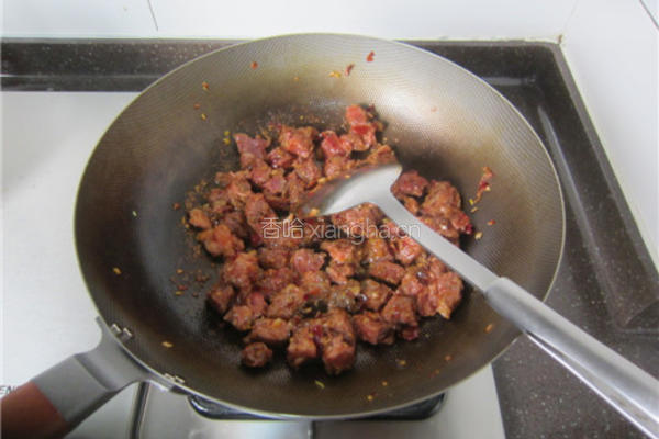 榨菜牛肉丁的做法图解3