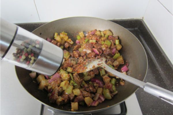 榨菜牛肉丁的做法图解5