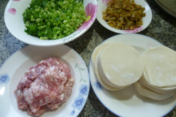 芹菜猪肉馅饺子的做法图解1