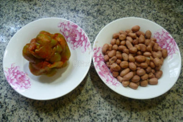 榨菜炒花生米的做法图解1