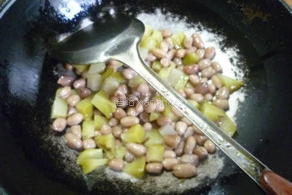 榨菜炒花生米的做法图解9