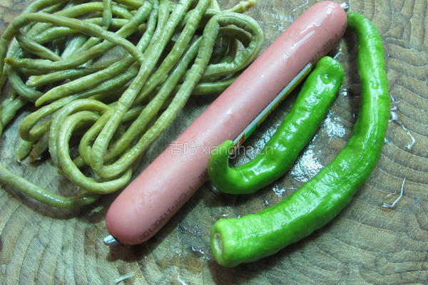 辣炒咸豆角火腿丁的做法图解1