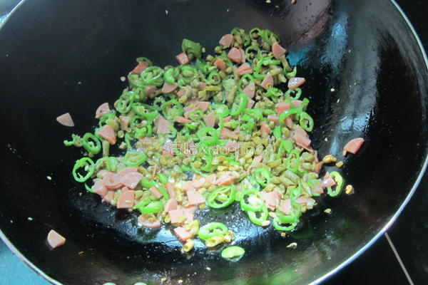 辣炒咸豆角火腿丁的做法图解6