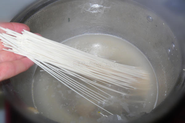 上汤菠菜鸡蛋面的做法图解2