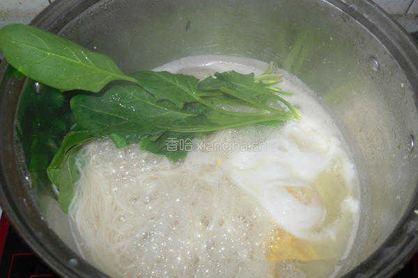 上汤菠菜鸡蛋面的做法图解4