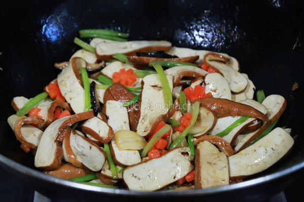 芹菜香干炒肉片的做法图解8