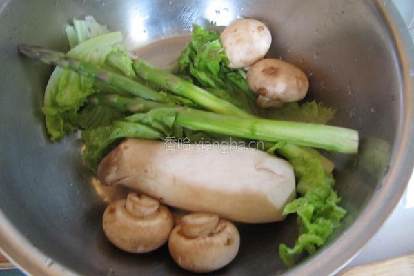 蘑菇蔬菜汤面的做法图解2