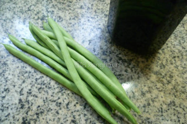 橄榄菜拌梅豆的做法图解1