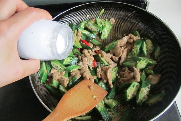 肉丝炒黄秋葵的做法图解7