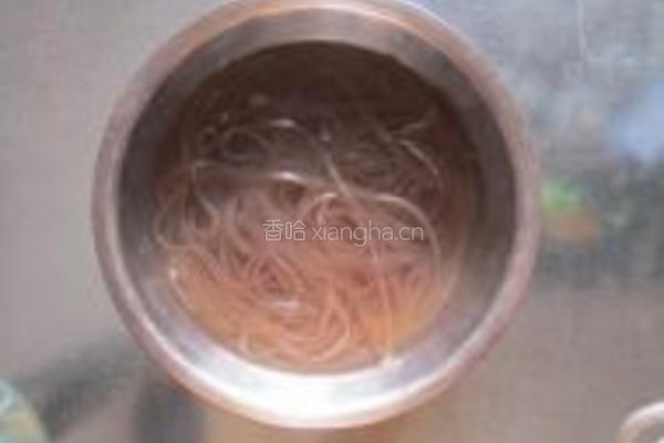 自制酸辣粉的做法图解1
