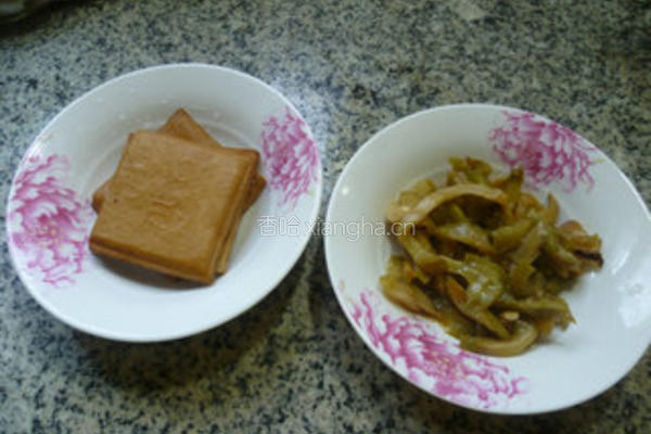 榨菜炒香干的做法图解1