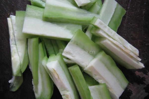 豆豉鲮鱼炒苦瓜的做法图解1
