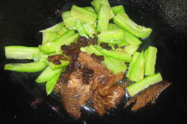 豆豉鲮鱼炒苦瓜的做法图解5