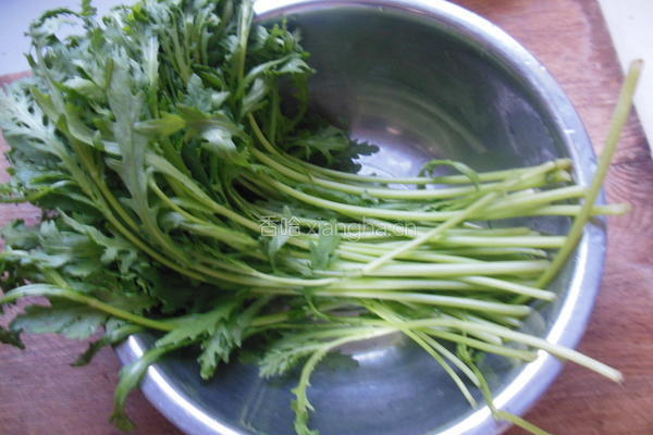 茼蒿虾仁小豆腐的做法图解3