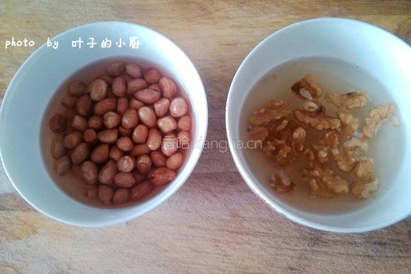 核桃花生牛奶的做法图解2