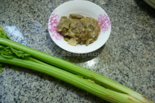 榨菜炒西芹的做法图解1