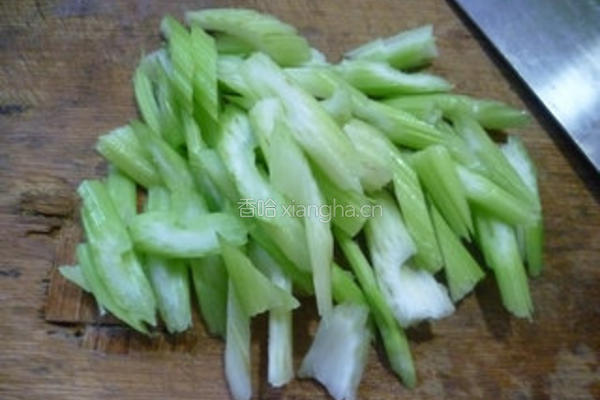 榨菜炒西芹的做法图解3