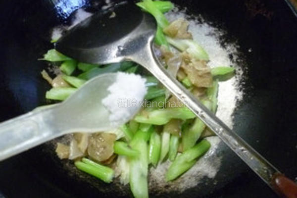榨菜炒西芹的做法图解6