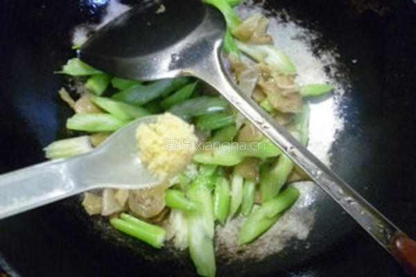 榨菜炒西芹的做法图解7