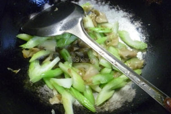 榨菜炒西芹的做法图解8