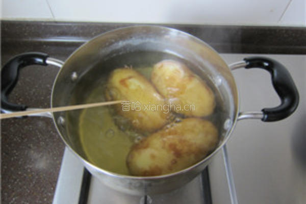 香辣锅巴土豆的做法图解1