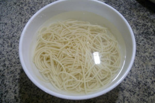 香干圆白菜炒面的做法图解3