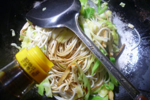 香干圆白菜炒面的做法图解5