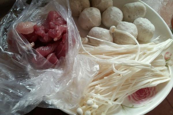金针菇鱼丸肉片汤的做法图解1