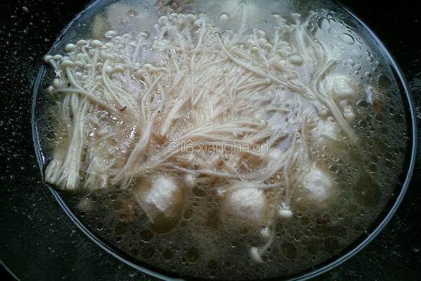金针菇鱼丸肉片汤的做法图解6
