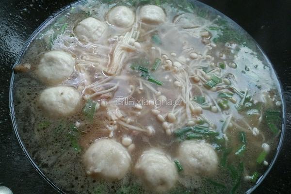 金针菇鱼丸肉片汤的做法图解7