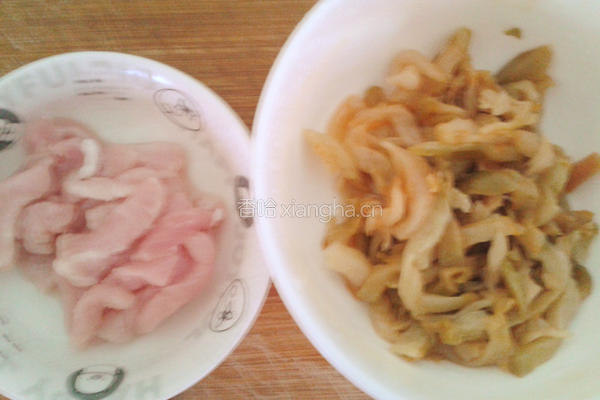 榨菜肉丝的做法图解1