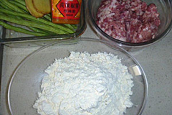 猪肉豆角馅饼的做法图解1