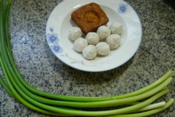 香干蒜薹炒鱼丸的做法图解1