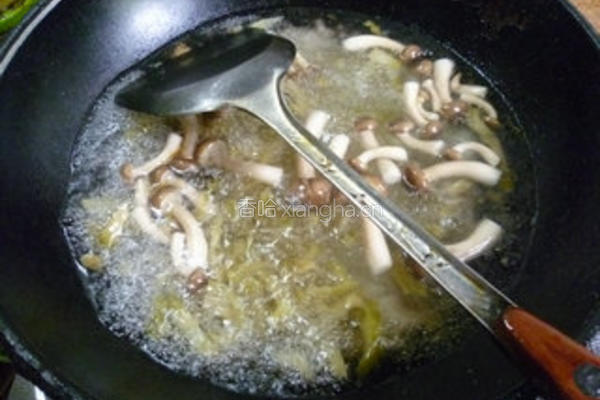 榨菜蟹味菇蛋花汤的做法图解5