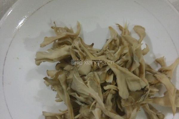 韭香栗蘑的做法图解1
