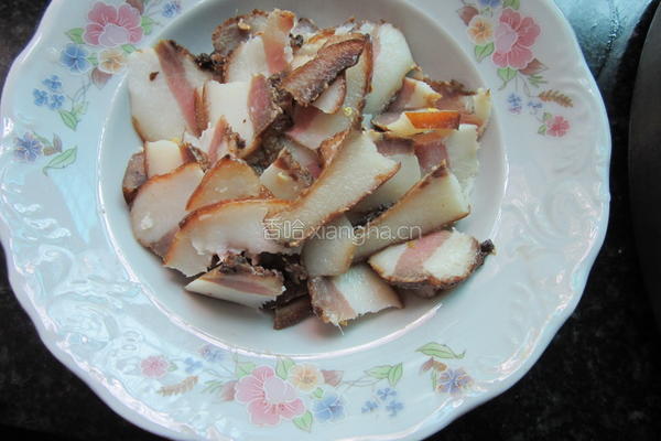 小炒香干腊肉的做法图解2
