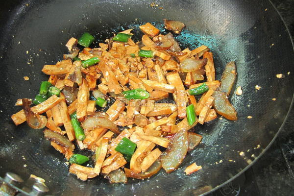 小炒香干腊肉的做法图解7