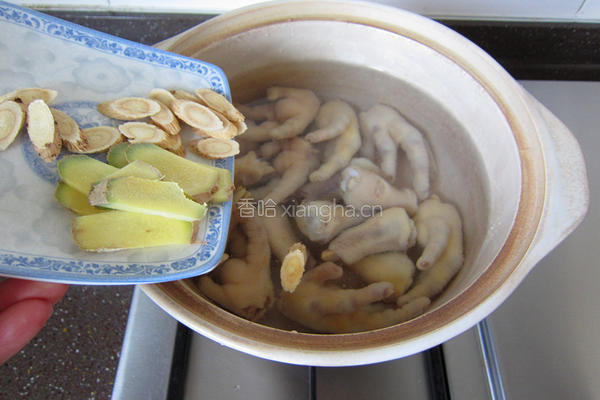 黄芪大枣煲凤爪的做法图解5